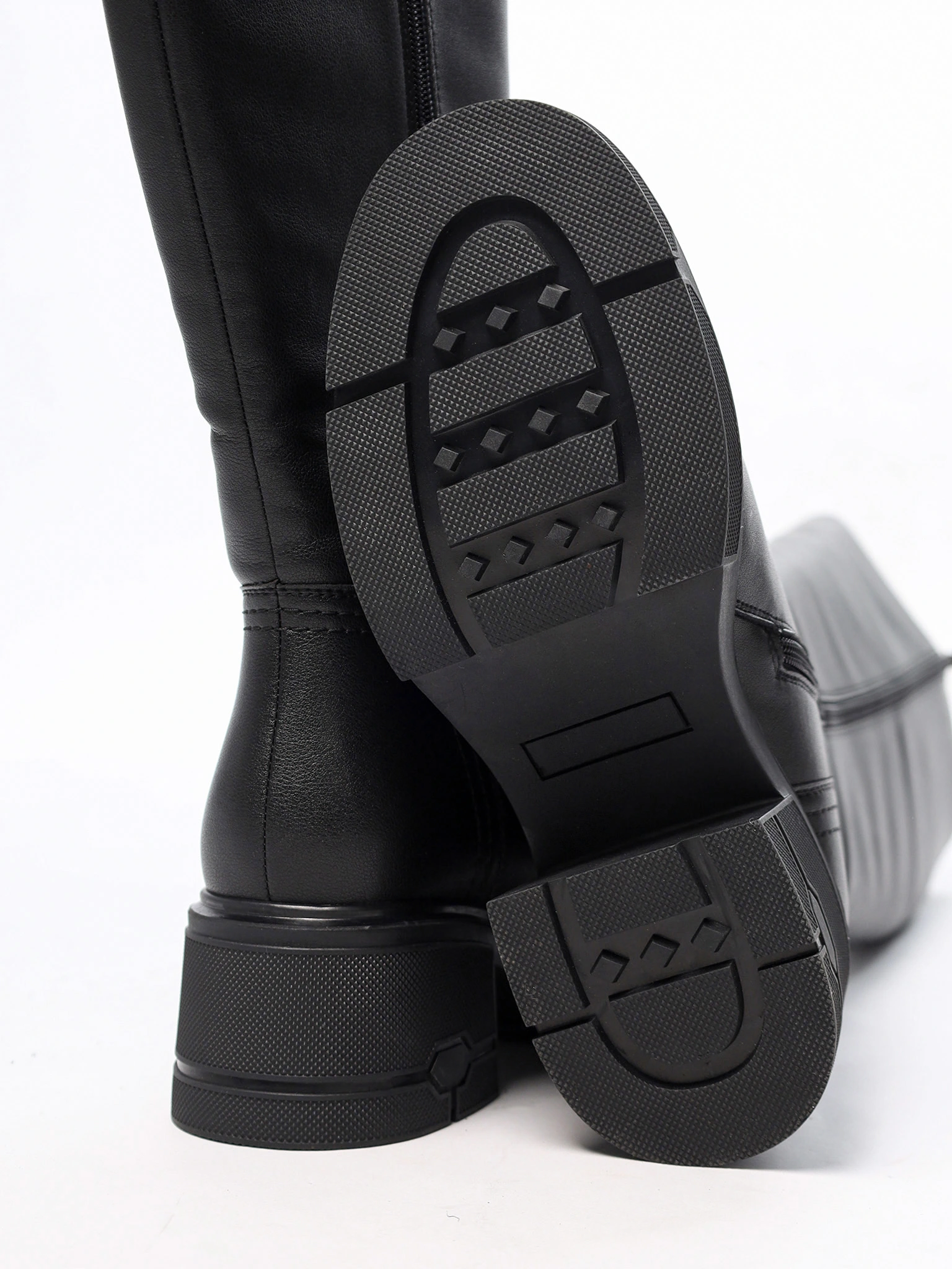 Сапоги черного цвета из натуральной кожи на высоком широком каблуке